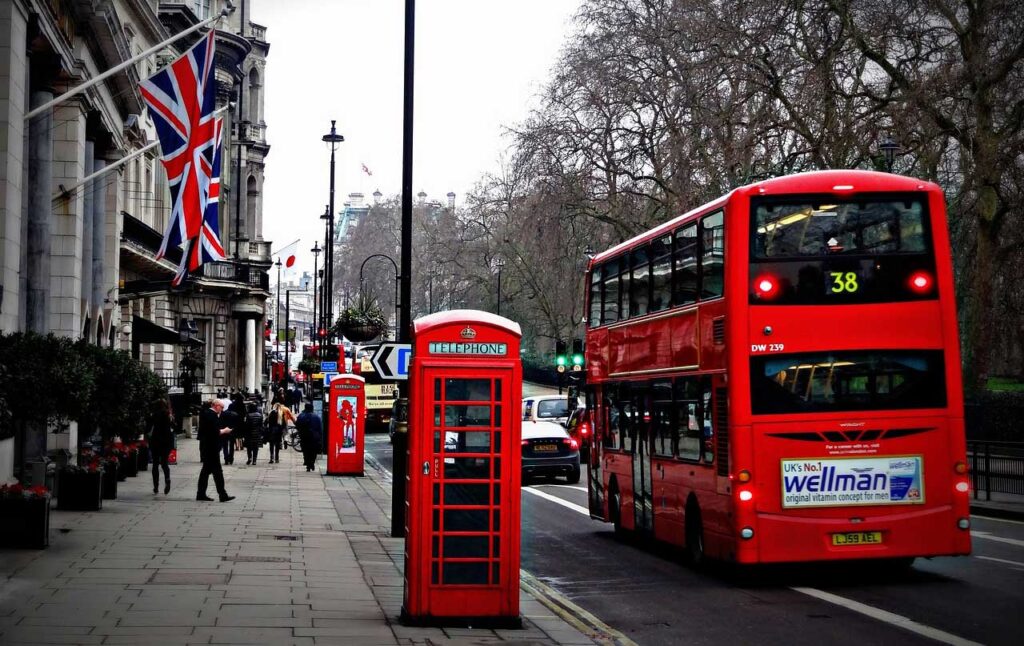 Britské patrové autobusy - bez letenky to nepůjde