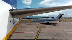 Akční letenky na Sardinii - letadla na letišti Cagliari